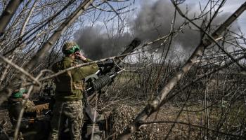 جندي أوكراني يطلق من مدفع هاوتزر