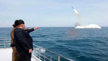 زعيم كوريا الشمالية يتابع إطلاق صاروخ من غواصة