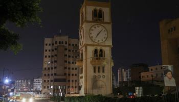 عقارب الساعة تتوقف عند الخلاف السياسي.. لبنان خارج الزمن الدولي
