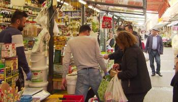 باعة عرب وعميلة نمساوية في السوق