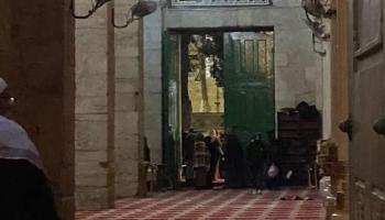 جانب من إخلاء المعتكفين من المسجد الأقصى