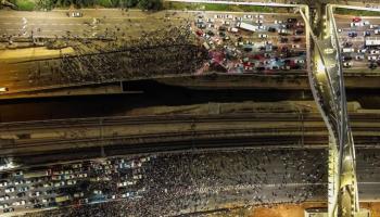 محتجون إسرائيليون يقطعون طرقا في تل أبيب عقب إقالة غالانت