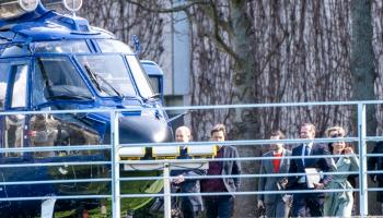 الوفد الحكومي يغادر المشاورات إلى هولندا