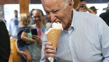 بايدن وهو يتناول الآيس كريم- أرشيفية