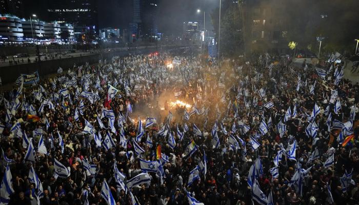 Une foule immense à Tel-Aviv après le limogeage du ministre de la Défense