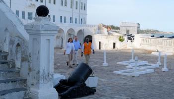 نائبة الرئيس الأمريكي كاملا هاريس خلال زيارتها قلعة العبيد في غانا