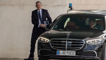 وزير النقل الذي سخر منه الكاريكاتير