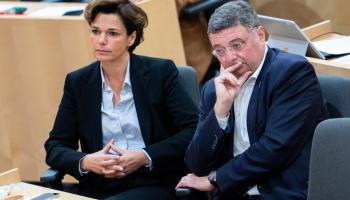 زعيمة الحزب الاشتراكي الديمقراطي بإحدى الجلسات