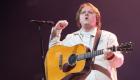 France :Lewis Capaldi improvise un concert lors d’un vol Londres-Los Angeles (vidéo)