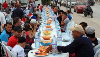 تونسيون يجتمعون على موائد الإفطار الجماعية