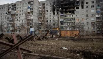 شارع مقفر ومبانٍ مدمرة في باخموت الأوكرانية