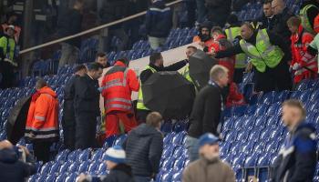 مشهد سقوط مشجع شالكه