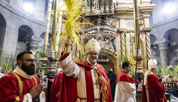 البطريرك بييرباتيستا بيتسابالا خلال قداس أحد الشعانين