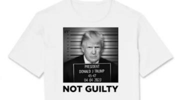 قميص عليه صورة وهمية لترامب