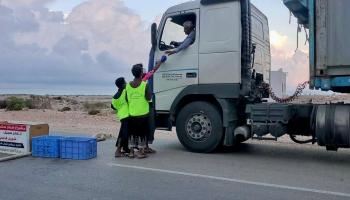 شباب يمنيون يوزعون وجبات الإفطار وقت أذان المغرب