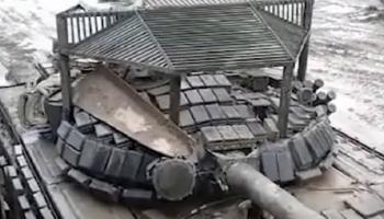 القبعة المعدنية التي تمت إضافتها للدبابات الروسية