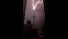 برخورد صاعقه به برج سی‌ان تورنتو در کانادا (+ویدئو)