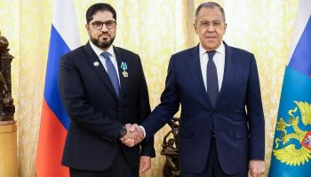 السفير الإماراتي في موسكو يصافح وزير الخارجية الروسي
