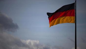 العلم الألماني يرفرف في برلين - رويترز