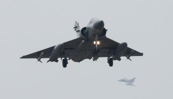 طائرة تايوانية تستعد للهبوط بينما تحلق أخرى فوق قاعدة هسينشو بتايوان