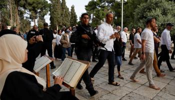 سيدة فلسطينية في باحات الأقصى تقرأ القرآن خلال اقتحام مستوطنين