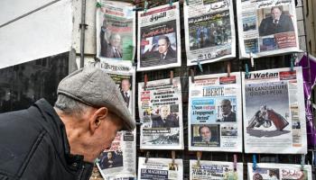 مواطن جزائري يطالع صحفًا محلية - أرشيفية