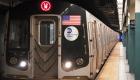 برهنه‌شدن مردی در متروی نیویورک؛ جلوی چشم مسافران دوش گرفت! (+ویدئو)