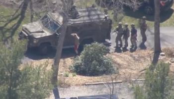 صورة متداولة لعملية اعتقال مسرب الوثائق