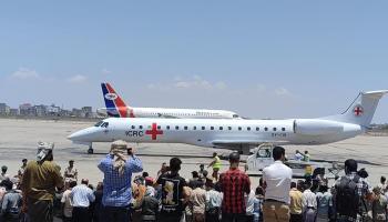 استقبال حاشد للأسرى المحررين في مطار عدن