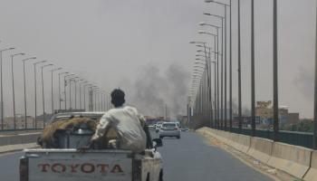 دخان يتصاعد من مواقع الاشتباكات في الخرطوم 