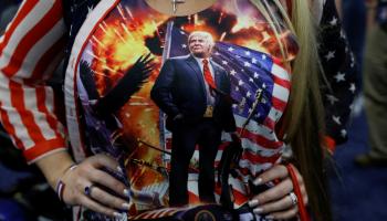 صورة ترامب على ملابس إحدى المناصرات 