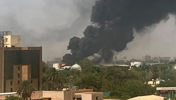 تصاعد الدخان فوق المباني السكنية في الخرطوم - فرانس برس