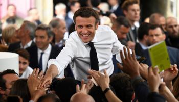 الرئيس الفرنسي إيمانويل ماكرون وسط أنصاره 