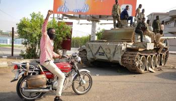عناصر من الجيش السوداني على متن دبابة