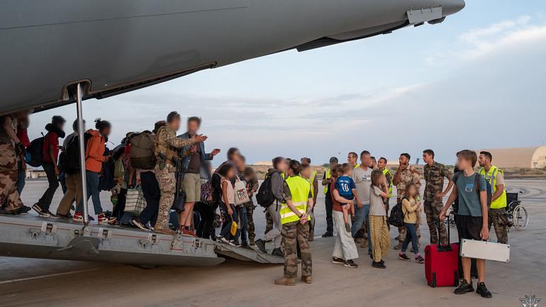 L'armée française évacue des personnes en provenance du Soudan, sur la baise militaire française de Djibouti