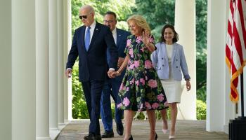 بايدن وزوجته خلال فعالية تكريم مدرس العام في أمريكا 