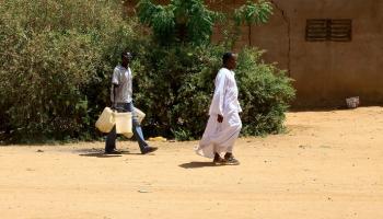سودانيان في رحلة البحث عن مياه الشرب