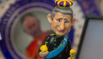 هدايا تذكارية مصممة لتتويج ملك بريطانيا تشارلز في وندسور - رويترز 