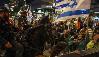 الشرطة الإسرائيلية تفرق المتظاهرين خلال مسيرة ضد مشروع قانون الإصلاح القضائي