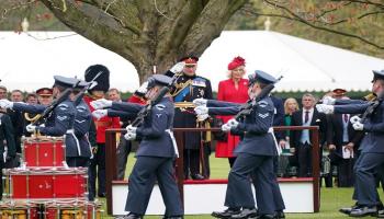 ملك بريطانيا تشارلز الثالث والملكة كاميلا يتلقيان التحية من البحرية الملكية