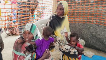 لاجئات سودانيات على الحدود مع تشاد