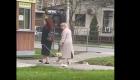ببینید | پیاده‌روی عجیب دو زن با اتو در خیابان برای مقابله با استرس!