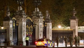 رجال الشرطة وقوات الأمن يحرسون بوابات قصر باكنغهام