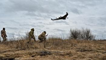 جنود أوكرانيون يطلقون إحدى المسيرات- أرشيفية