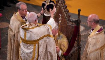 جاستن ويلبي كبير أساقفة كانتربري يضع التاج على رأس تشارلز