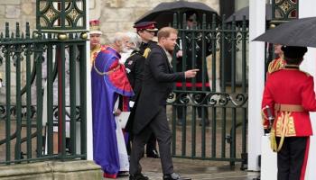 الأمير هاري يغادر الكنيسية