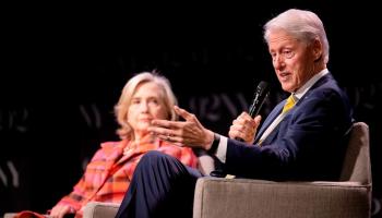 بيل كلينتون مع زوجته خلال اللقاء