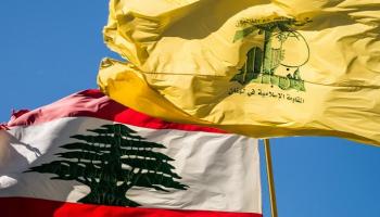 علم لبنان وبجواره علم حزب الله 