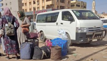 سودانيون في محطة حافلات جنوب الخرطوم