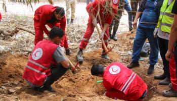 عناصر من الهلال الأحمر الليبي في درنة